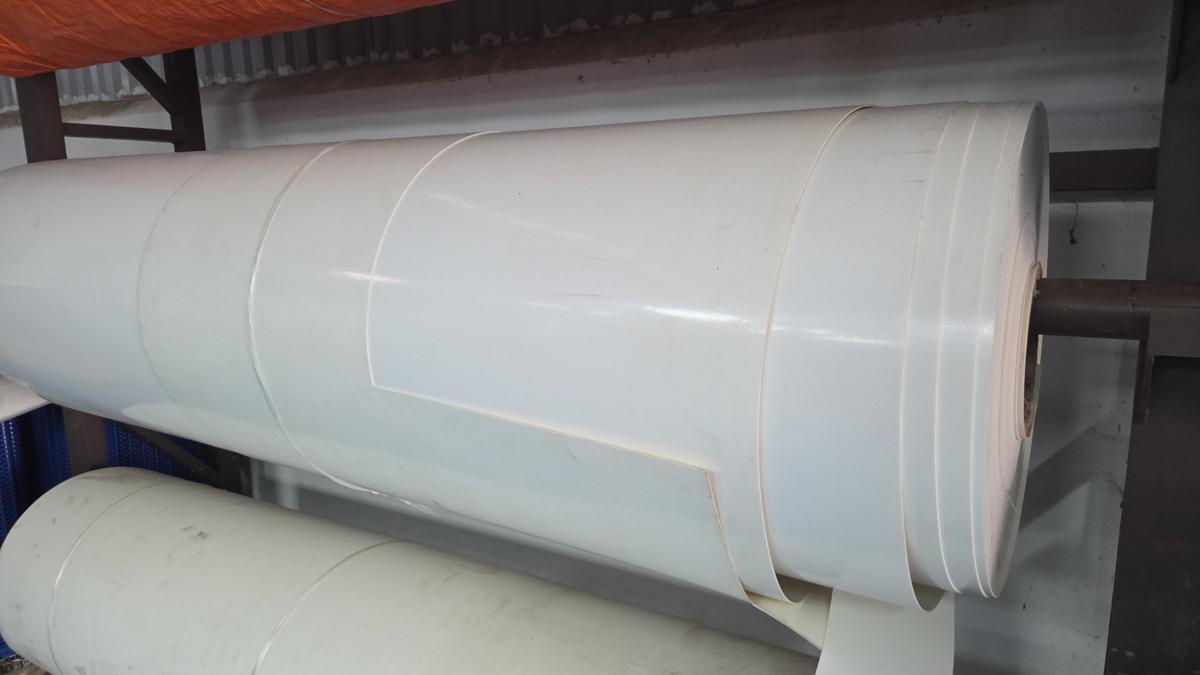 Cuộn băng tải trắng đã xẻ khổ trên giá