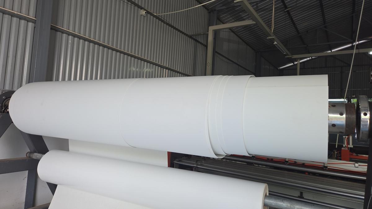 Cuộn băng tải trắng trên máy xẻ khổ