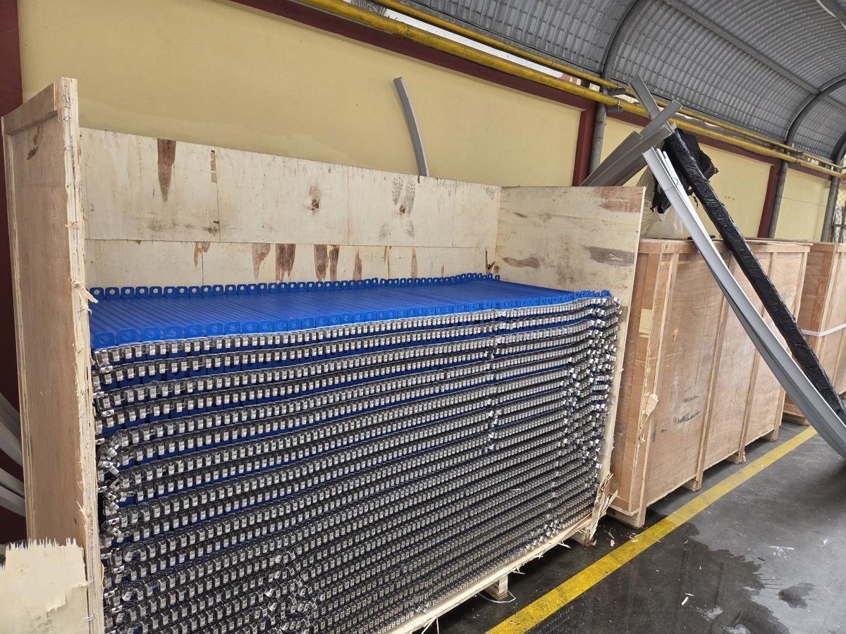 Băng nhựa module mới xếp trong kiện gỗ