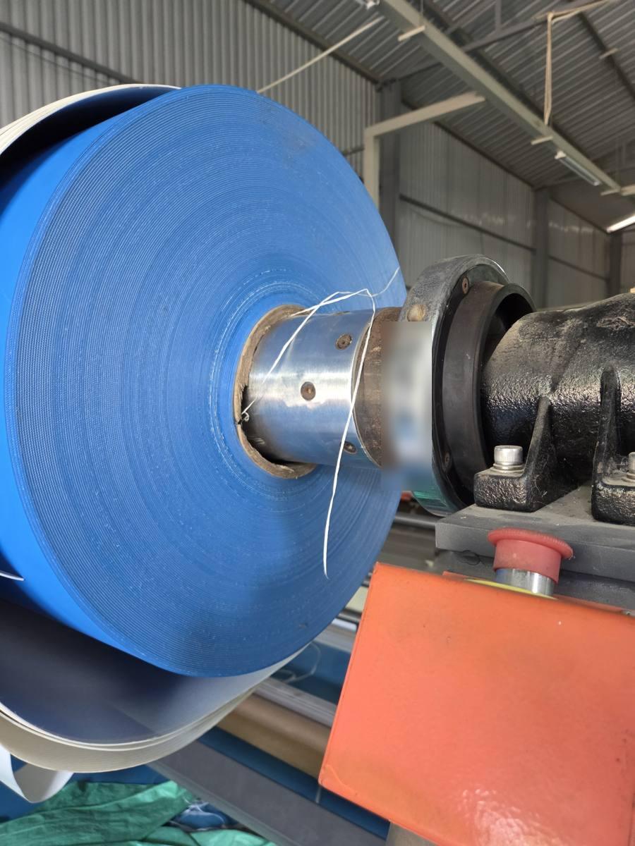 Cuộn băng tải PU xanh trên máy xẻ tại xưởng